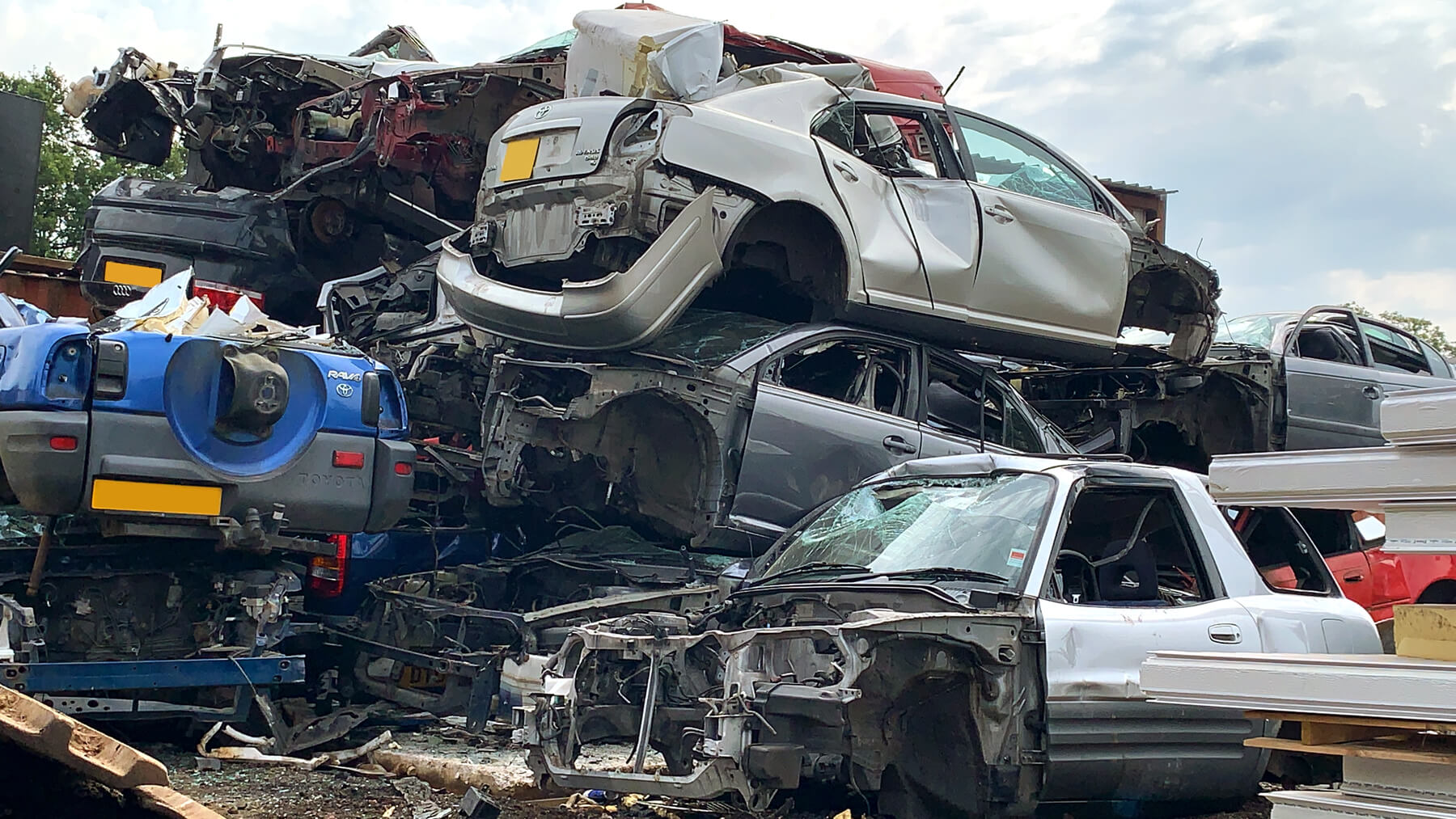Hoe autosloop uw auto ophaalt en betaalt voor recycling