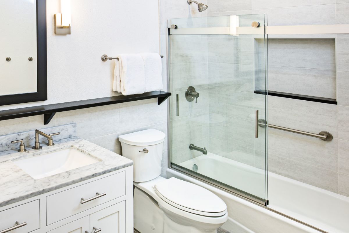 Elegant Bathtub Glass Door Designs for Modern Bathrooms